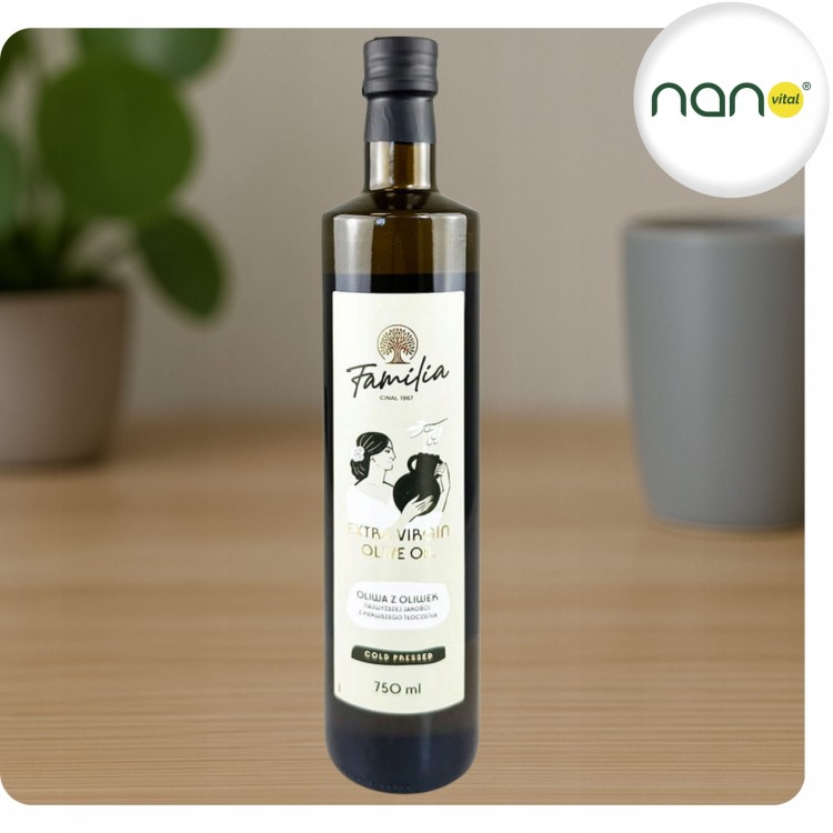 Butelka 750 ml oliwy extra virgin Familia, naturalna oliwa z pierwszego tłoczenia, idealna do kuchni śródziemnomorskiej.