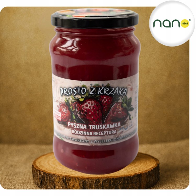 Szklany słoik 450 g Konfitury Dżem z Truskawki, niskosłodzonej, z wyraźną etykietą i widocznymi kawałkami truskawek.